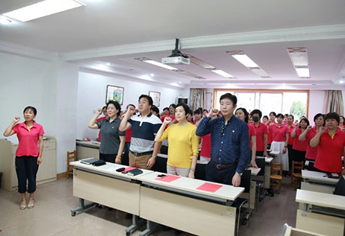 图为语训部卢晓月主任带领全体教师宣誓